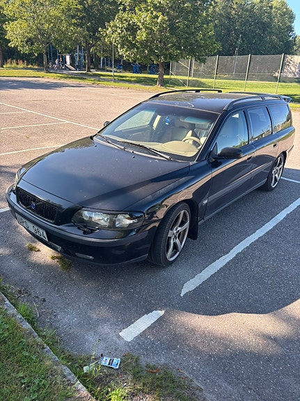 Volvo V70 2 of 7