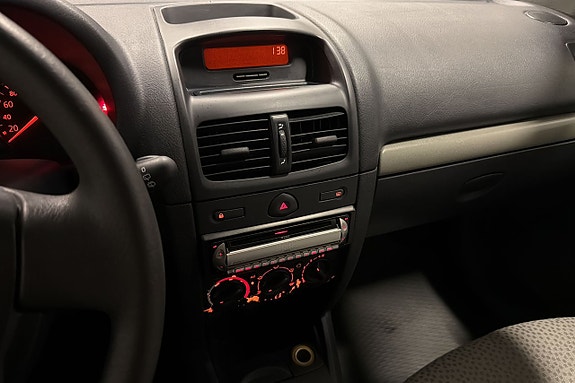 Renault Clio 9 of 15