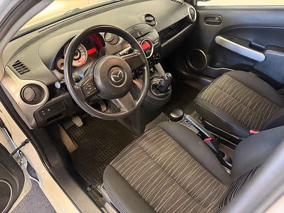 Mazda 2 13 of 16