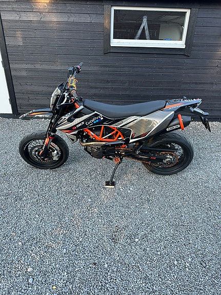 KTM 690 SMC R 2 of 5