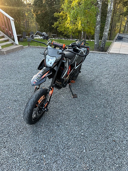 KTM 690 SMC R 3 of 5