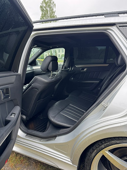 Mercedes-Benz E250 4 of 5