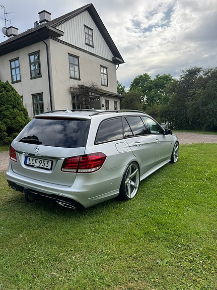 Mercedes-Benz E250 3 of 5