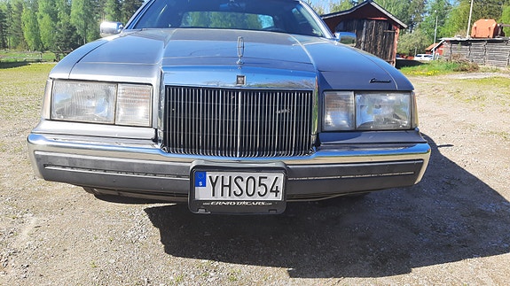 Lincoln Continental 2 of 5