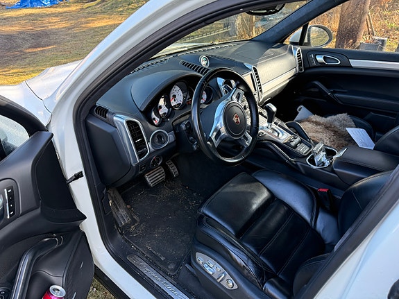 Porsche Cayenne Turbo 3 of 4