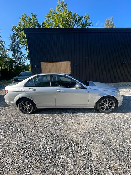 Mercedes-Benz C200 2 of 7