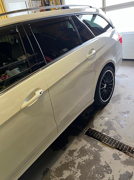 Mercedes-Benz E220 11 of 13