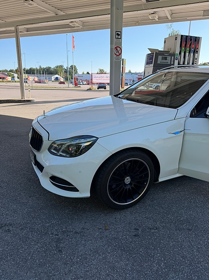 Mercedes-Benz E220 2 of 13