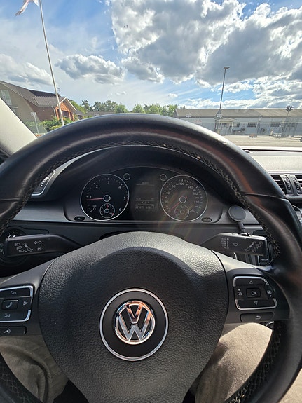 Volkswagen Passat 2 of 9