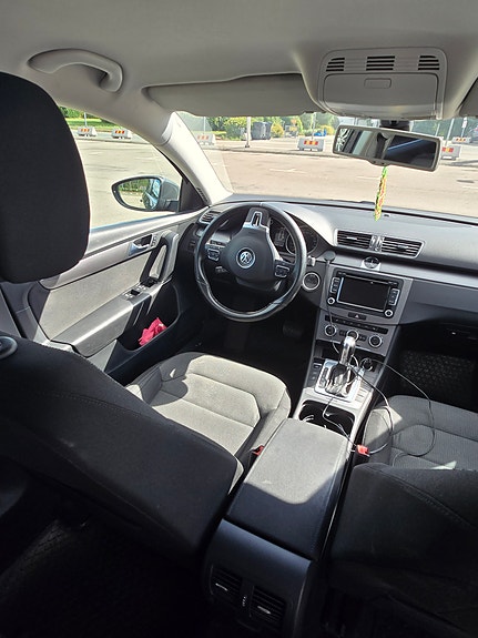Volkswagen Passat 3 of 9