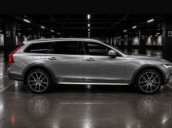 Volvo V90 Cross Country 2 of 8