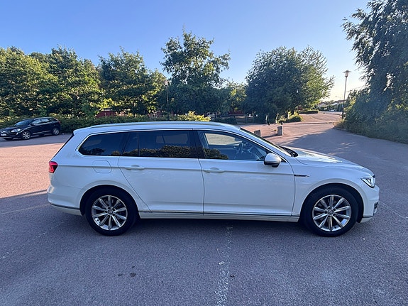 Volkswagen Passat 4 of 12