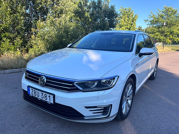 Volkswagen Passat 2 of 12