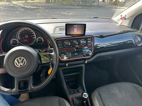 Volkswagen UP! 3 of 5
