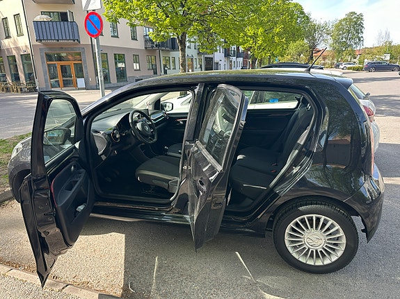 Volkswagen UP! 2 of 5