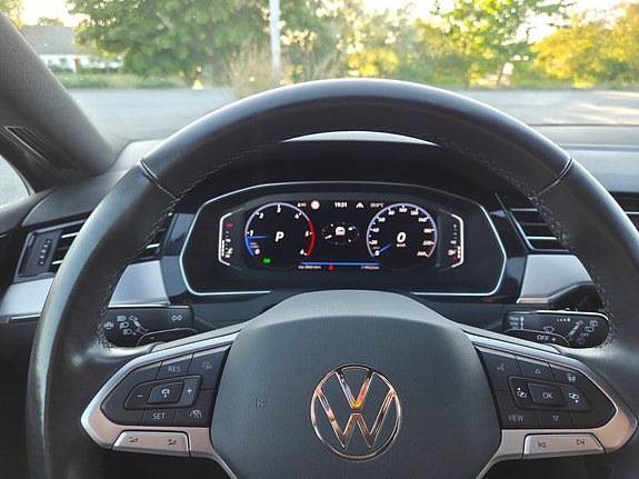 Volkswagen Passat 9 of 14