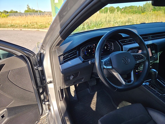 Volkswagen Passat 10 of 14