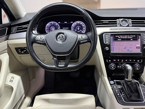 Volkswagen Passat 11 of 17