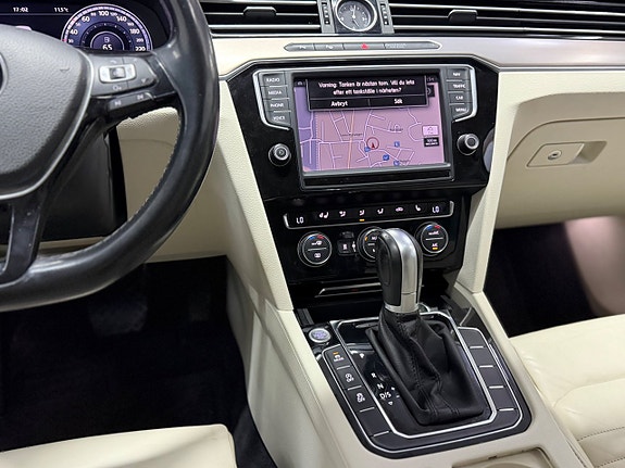 Volkswagen Passat 12 of 17