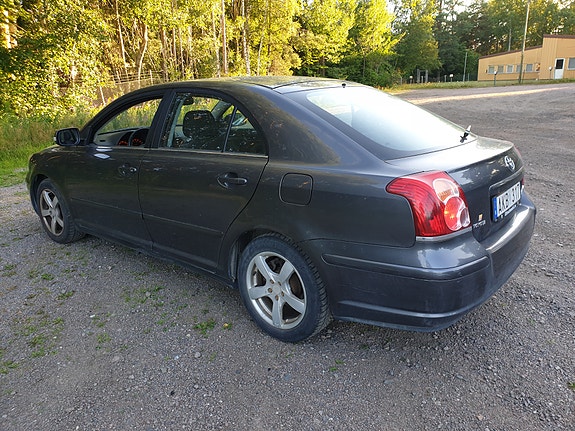 Toyota Avensis 4 of 10