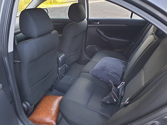Toyota Avensis 2 of 10