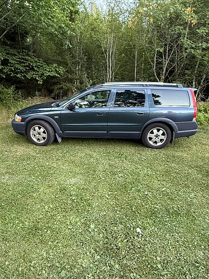 Volvo XC70 2 of 9