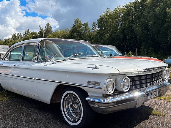 Oldsmobile 88 2 of 8