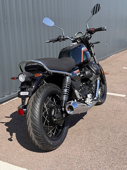 Moto Guzzi V7 Special Nero Smeraldo 4 of 6