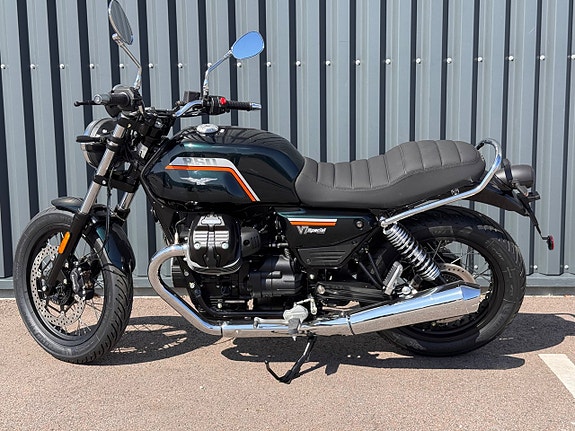 Moto Guzzi V7 Special Nero Smeraldo 3 of 6