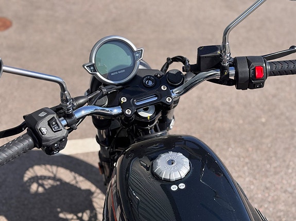 Moto Guzzi V7 Special Nero Smeraldo 5 of 6