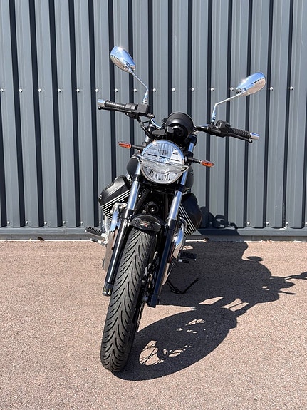 Moto Guzzi V7 Special Nero Smeraldo 6 of 6