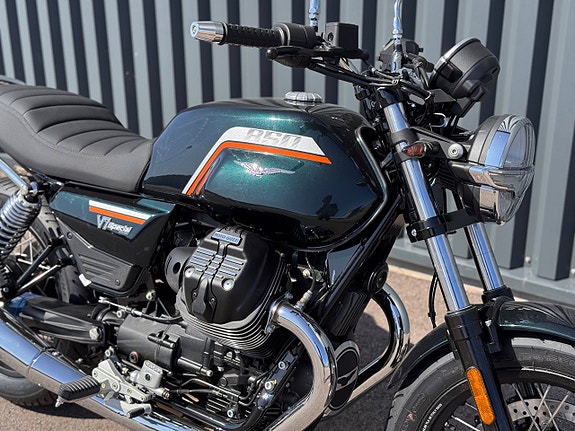 Moto Guzzi V7 Special Nero Smeraldo 2 of 6