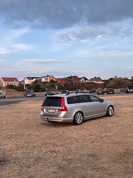 Volvo V70 2 of 5
