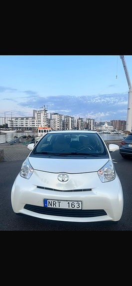 Toyota IQ 2 of 5