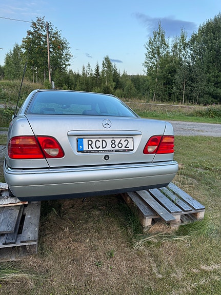 Mercedes-Benz E300 d 5 of 14