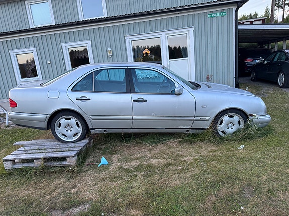 Mercedes-Benz E300 d 2 of 14