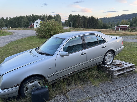 Mercedes-Benz E300 d 3 of 14