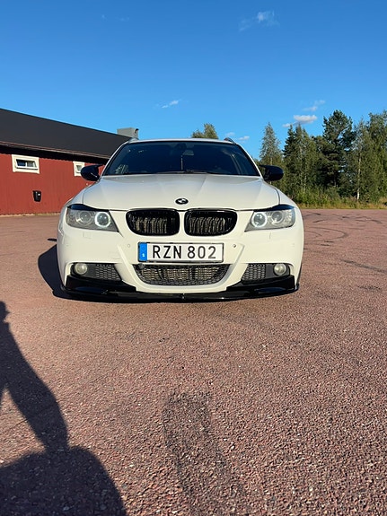 BMW 320xd 2 of 13