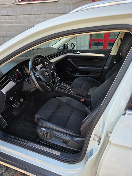 Volkswagen Passat Alltrack 4 of 9