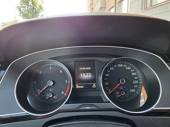 Volkswagen Passat Alltrack 3 of 9