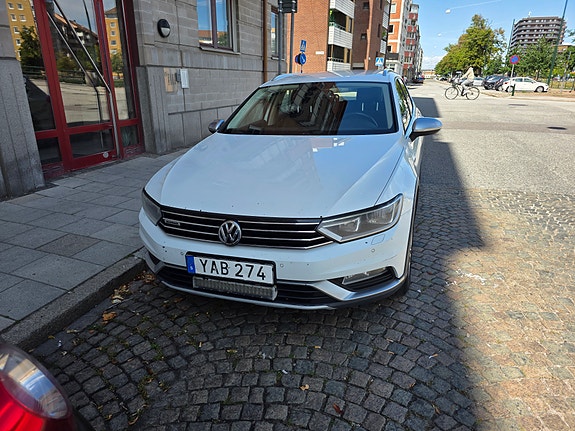 Volkswagen Passat Alltrack 2 of 9