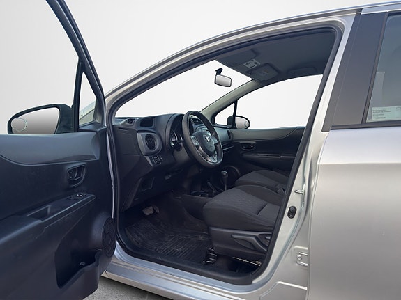 Toyota Yaris 12 of 30
