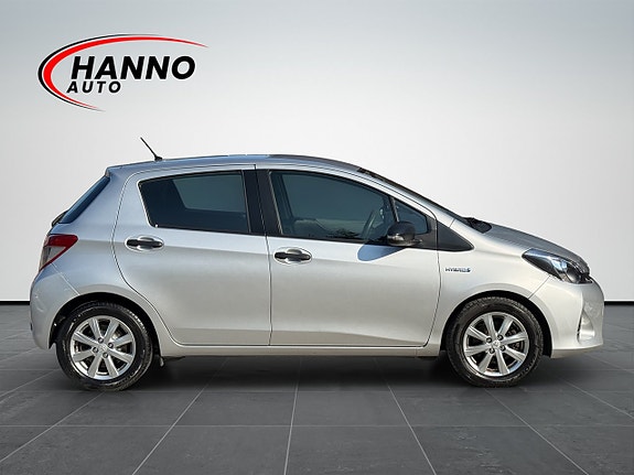Toyota Yaris 6 of 30