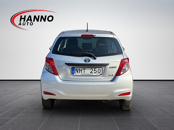 Toyota Yaris 4 of 30