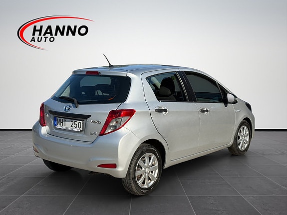 Toyota Yaris 5 of 30