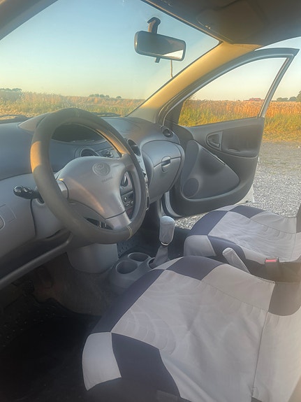 Toyota Yaris 4 of 6