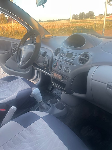 Toyota Yaris 5 of 6