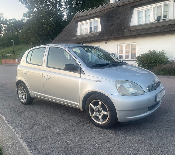 Toyota Yaris 2 of 6