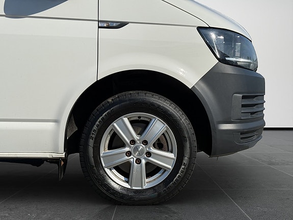 Volkswagen Caravelle 9 of 30