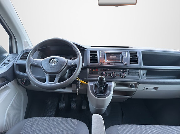Volkswagen Caravelle 12 of 30
